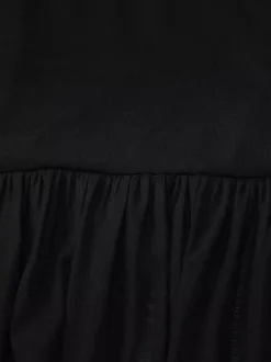 Robe de soirée noire à manches courtes et col montant
