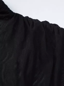 Robe de soirée noire à manches courtes et col montant