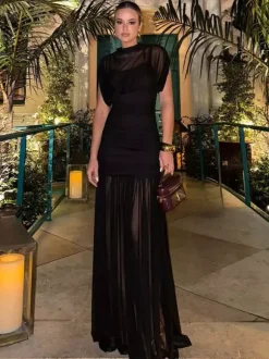 Robe de soirée noire à manches courtes et col montant