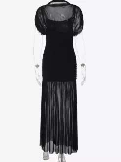 Robe de soirée noire à manches courtes et col montant