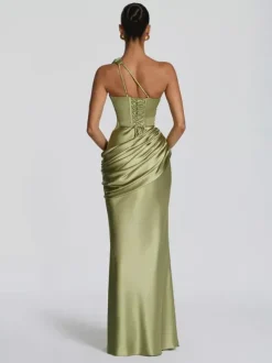 Robe de soirée plissée longue en satin soyeux à encolure travaillée et élastique idéale pour les fêtes formelles.