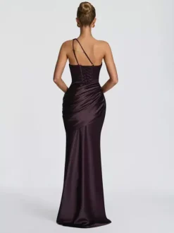 Robe de soirée plissée longue en satin soyeux à encolure travaillée et élastique idéale pour les fêtes formelles.