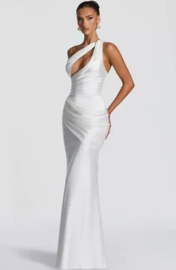Robe de soirée plissée longue en satin soyeux à encolure travaillée et élastique idéale pour les fêtes formelles.