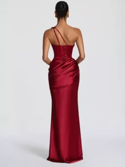 Robe de soirée plissée longue en satin soyeux à encolure travaillée et élastique idéale pour les fêtes formelles.