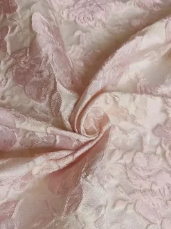 Robe de soirée pour la mère de la mariée décolleté travaillé manches 3/4 coupe trapèze imprimé floral longueur thé idéale pour un mariage.