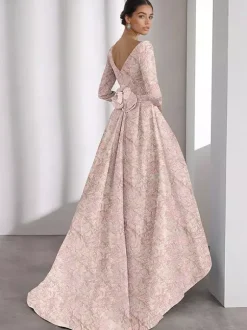 Robe de soirée pour la mère de la mariée décolleté travaillé manches 3/4 coupe trapèze imprimé floral longueur thé idéale pour un mariage.
