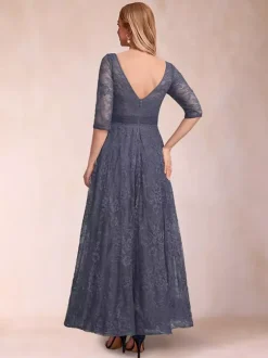 Robe de soirée pour la mère de la mariée col rond manches 3/4 coupe trapèze dentelle longueur cheville idéale pour les invitées de mariage.