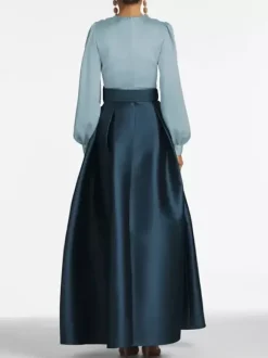 Robe de soirée princesse décolleté en V manches longues fermeture éclair ceinture en satin.