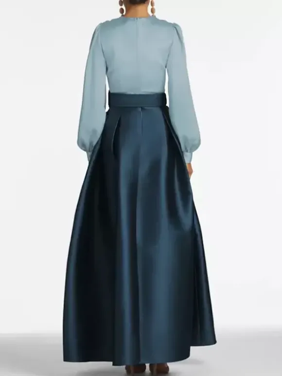 Robe de soirée princesse décolleté en V manches longues fermeture éclair ceinture en satin.