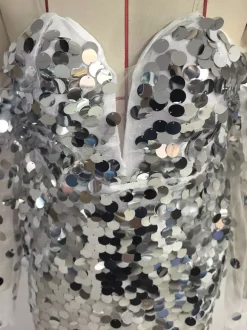 Robe de soirée sexy à bretelles dorées col à sequins manches longues dos nu en polyester.