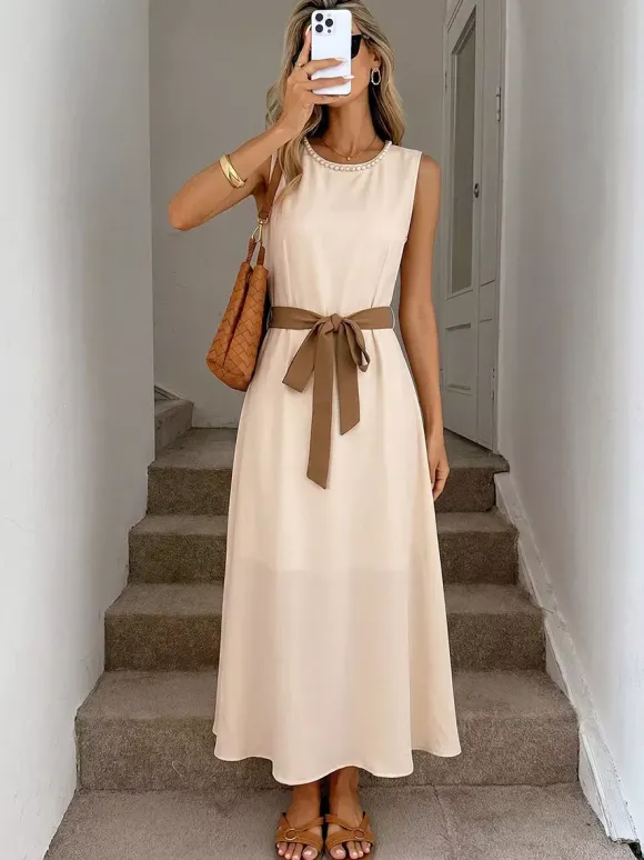 Robe de tous les jours décontractée mi-longue en satin crème sans manches encolure ornée de perles ceinture assortie robe habillée