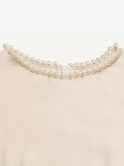 Robe de tous les jours décontractée mi-longue en satin crème sans manches encolure ornée de perles ceinture assortie robe habillée