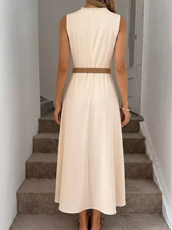 Robe de tous les jours décontractée mi-longue en satin crème sans manches encolure ornée de perles ceinture assortie robe habillée