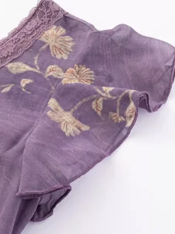 Robe de tous les jours pour femme violette à fleurs décolleté en V taille haute et manches courtes.