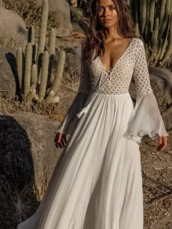 Robe de vacances cintrée à volants et découpes en dentelle manches longues évasées robe blanche athlétique
