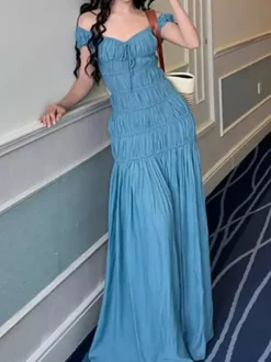 Robe de vacances fluide à volants et smocks épaules dénudées manches à volants idéale pour les vacances d'été.