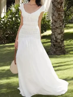 Robe de vacances fluide à volants et smocks épaules dénudées manches à volants idéale pour les vacances d'été.