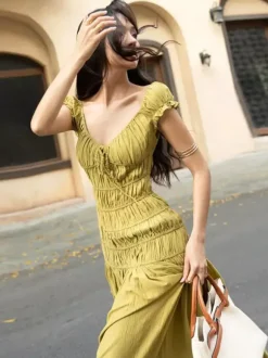 Robe de vacances fluide à volants et smocks épaules dénudées manches à volants idéale pour les vacances d'été.