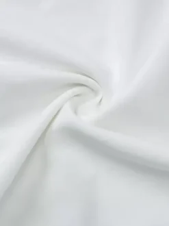 Robe de vacances fluide à volants et smocks épaules dénudées manches à volants idéale pour les vacances d'été.