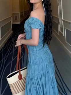 Robe de vacances fluide à volants et smocks épaules dénudées manches à volants idéale pour les vacances d'été.