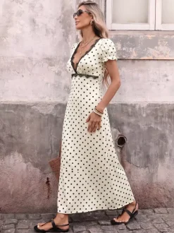 Robe de vacances fluide mi-longue à pois ivoire décolleté en V profond manches à volants dos nu en dentelle taille à nouer