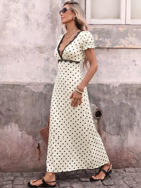 Robe de vacances fluide mi-longue à pois ivoire décolleté en V profond manches à volants dos nu en dentelle taille à nouer