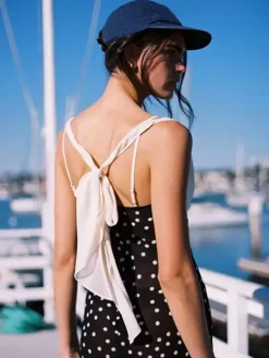 Robe de vacances maxi sans manches à pois col en V robe noire sexy