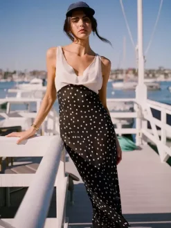 Robe de vacances maxi sans manches à pois col en V robe noire sexy