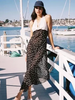 Robe de vacances maxi sans manches à pois col en V robe noire sexy