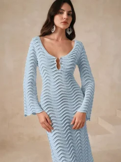 Robe de vacances sculptante à manches longues découpées col rond et manches évasées couleur abricot sexy