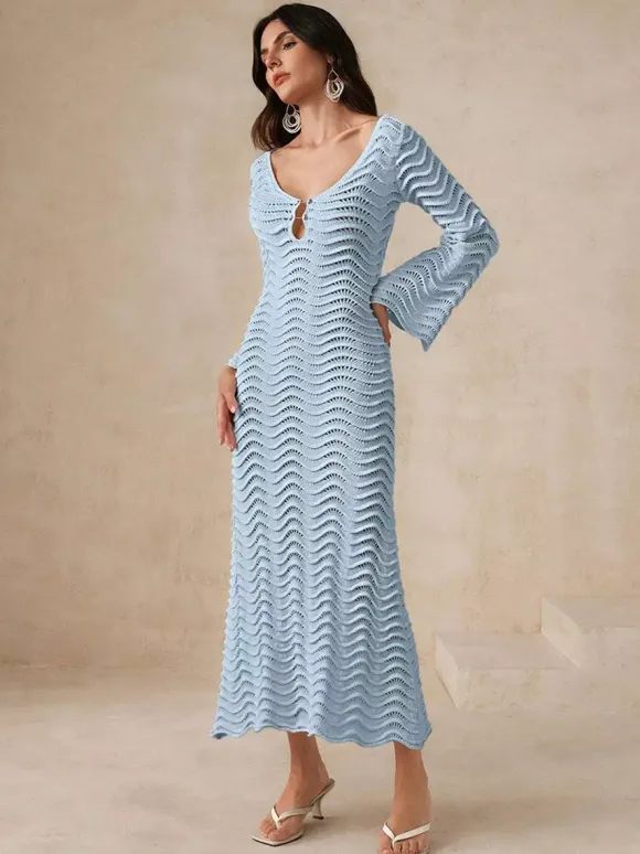 Robe de vacances sculptante à manches longues découpées col rond et manches évasées couleur abricot sexy