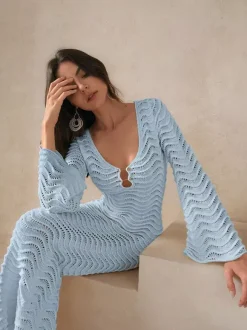 Robe de vacances sculptante à manches longues découpées col rond et manches évasées couleur abricot sexy