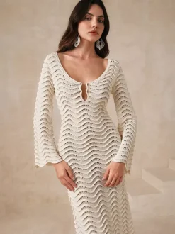 Robe de vacances sculptante à manches longues découpées col rond et manches évasées couleur abricot sexy