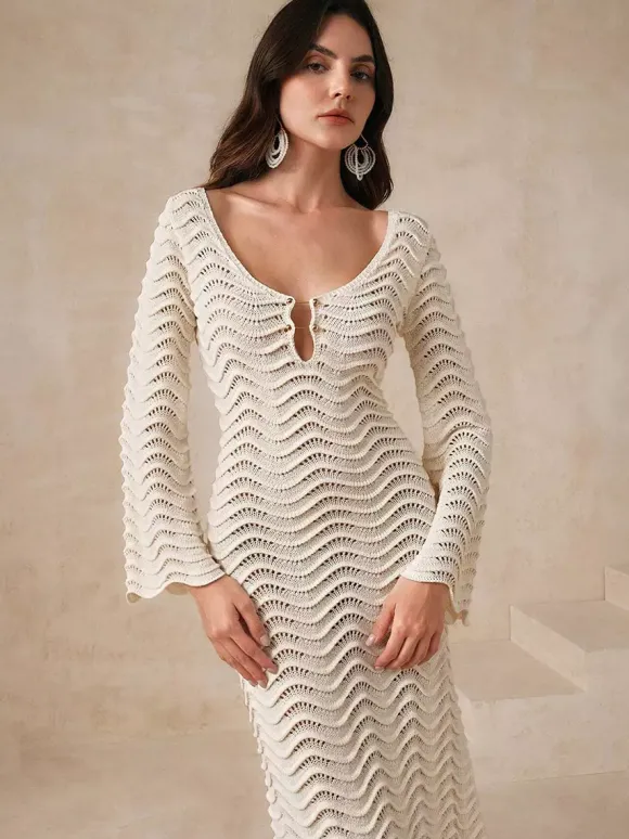 Robe de vacances sculptante à manches longues découpées col rond et manches évasées couleur abricot sexy