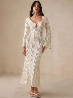 Robe de vacances sculptante à manches longues découpées col rond et manches évasées couleur abricot sexy