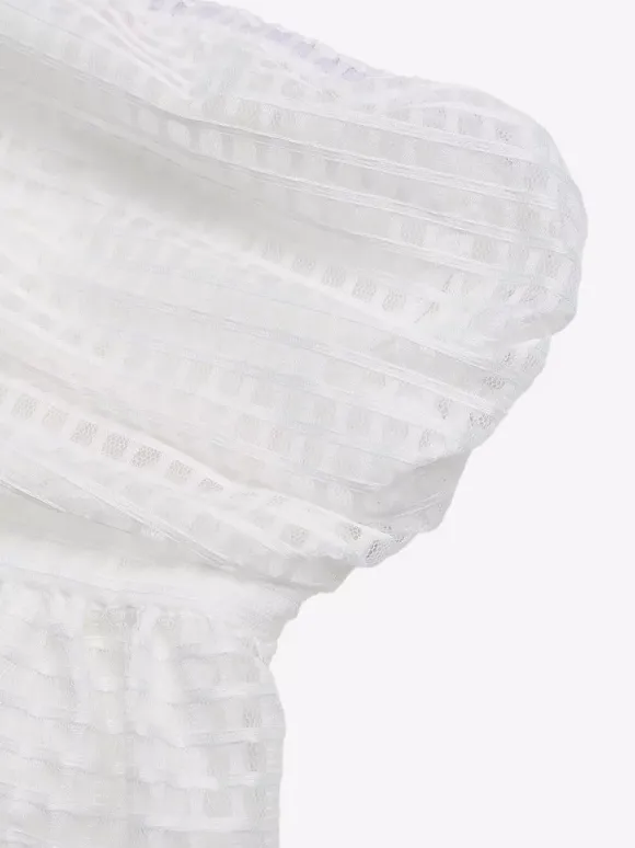 Robe d'été blanche courte sans manches style mini idéale pour une soirée en amoureux.
