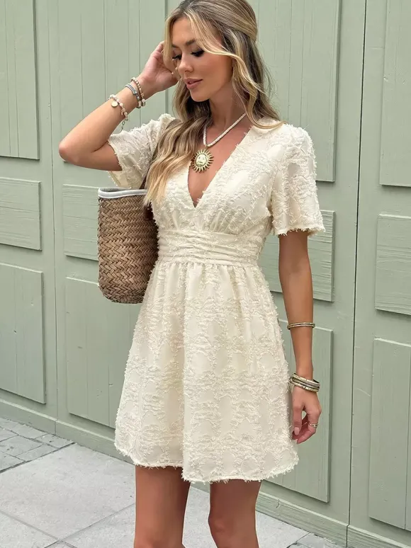 Robe d'été courte et ample couleur abricot clair texture plumes 3D col en V manches à volants taille élastique.