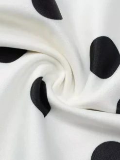 Robe d'été décontractée à manches longues col en V et manches bouffantes style mini à pois pour une soirée en amoureux.