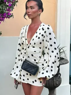 Robe d'été décontractée à manches longues col en V et manches bouffantes style mini à pois pour une soirée en amoureux.