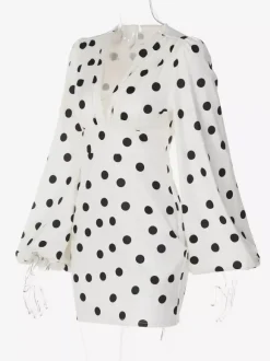 Robe d'été décontractée à manches longues col en V et manches bouffantes style mini à pois pour une soirée en amoureux.