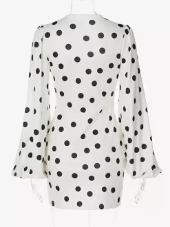 Robe d'été décontractée à manches longues col en V et manches bouffantes style mini à pois pour une soirée en amoureux.