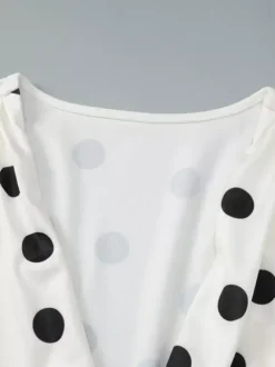 Robe d'été décontractée à manches longues col en V et manches bouffantes style mini à pois pour une soirée en amoureux.