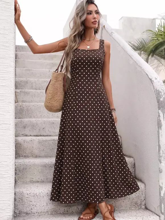 Robe d'été longue à pois marron bretelles spaghetti coupe fluide style évasé.