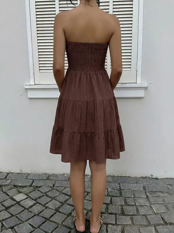 Robe d'été marron clair pour une soirée en amoureux mini sans manches et dos nu.