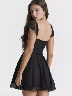 Robe d'été noire décontractée mini-robe en dentelle sans manches à bretelles col montant style mini.