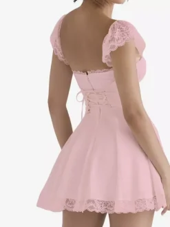 Robe d'été noire décontractée mini-robe en dentelle sans manches à bretelles col montant style mini.