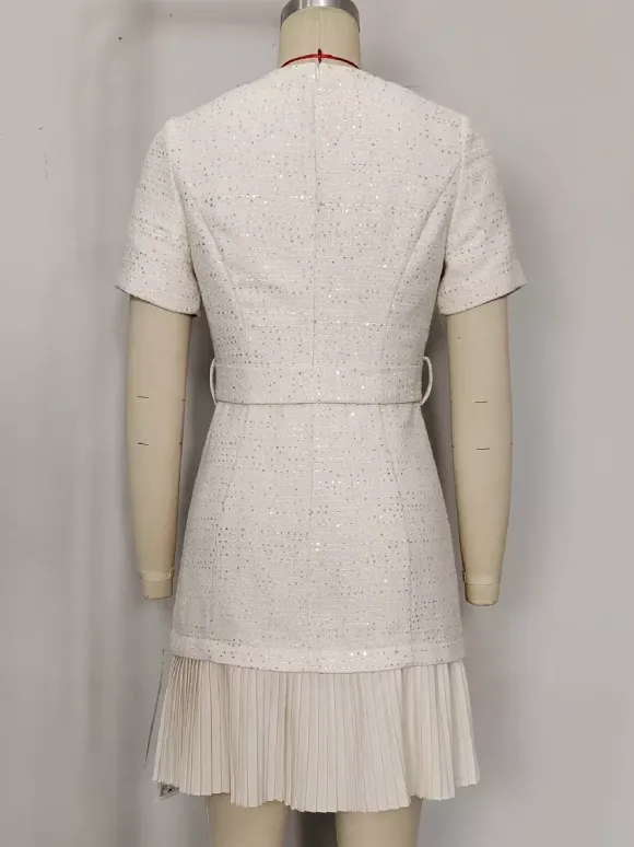 Robe en tweed abricot à manches courtes et boutons dorés pour l'été 2026