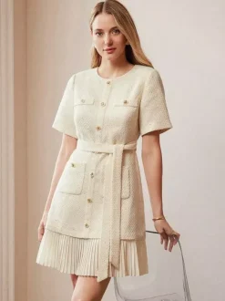 Robe en tweed abricot à manches courtes et boutons dorés pour l'été 2026