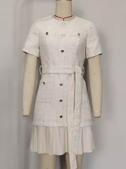 Robe en tweed abricot à manches courtes et boutons dorés pour l'été 2026