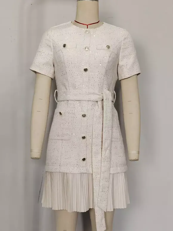 Robe en tweed abricot à manches courtes et boutons dorés pour l'été 2026